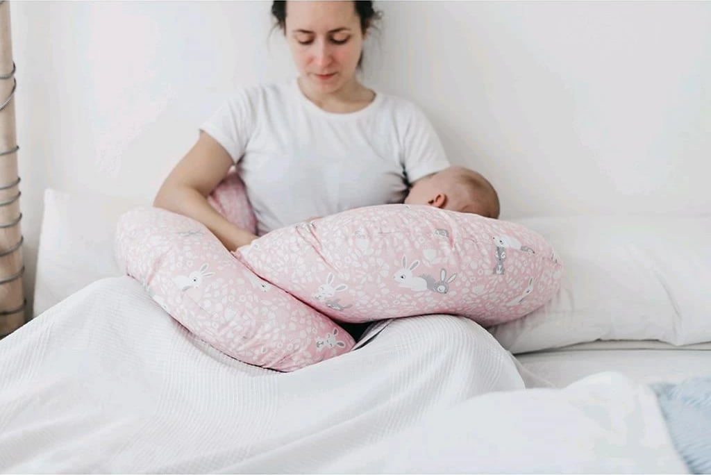 Jastëk gjidhënie universal C-shape New Baby 285 cm x 16 cm, cappuccino kafe