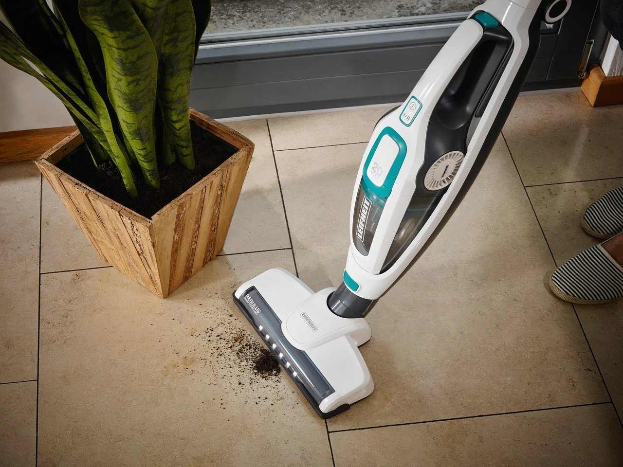 Fshesë elektrike pa kabllo Leifheit PowerVac 2in1, 20V, pa qese, bardhë/kaltër Fshesë elektrike pa kabllo Leifheit PowerVac 2in1, 20V, pa qese, bardhë/kaltër
