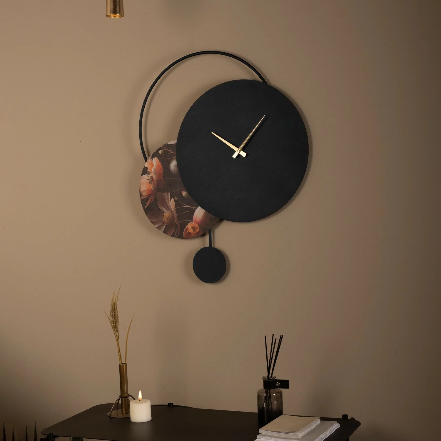 Orë muri dekorative prej metali, Wallity Floransa, shumëngjyrëshe, 54x69cm