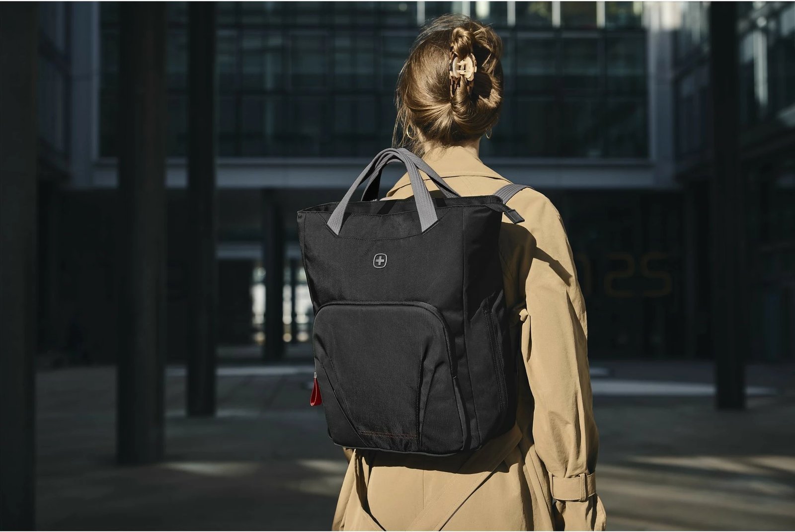 Çantë vertikale Wenger Motion Vertical Tote 16 inç, e zezë