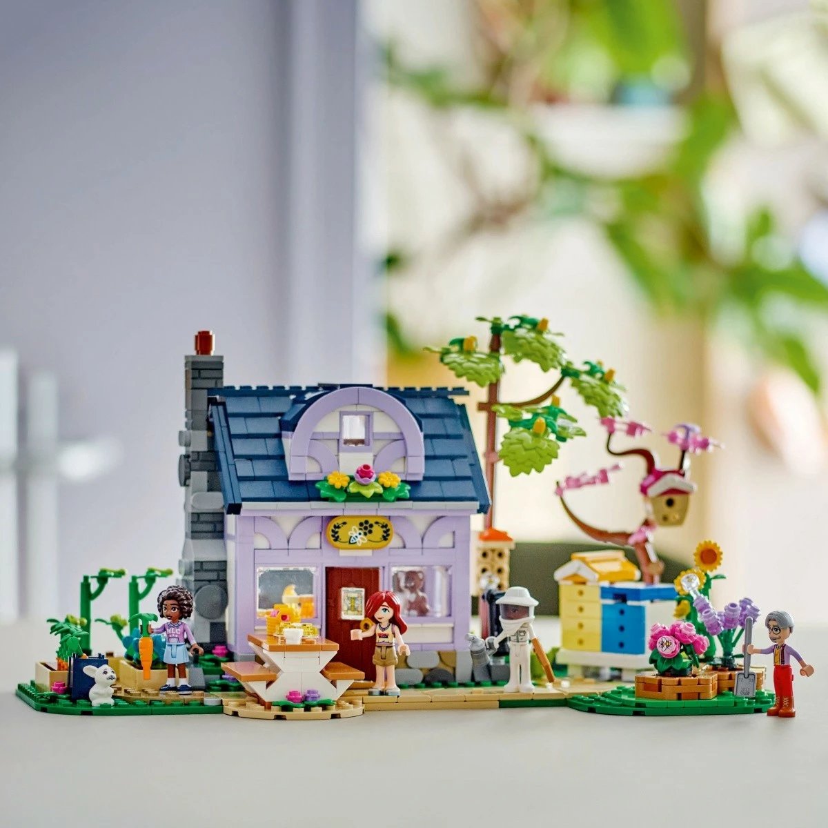 Set ndërtimi LEGO Friends 42669 Shtëpia e bletarëve dhe kopshti me lule, 1161 pjesë