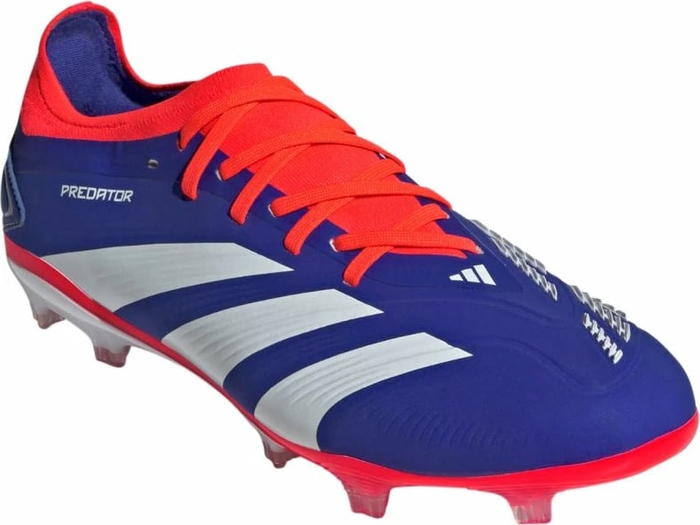 Atlete futbolli adidas, të kuqe dhe të kaltra