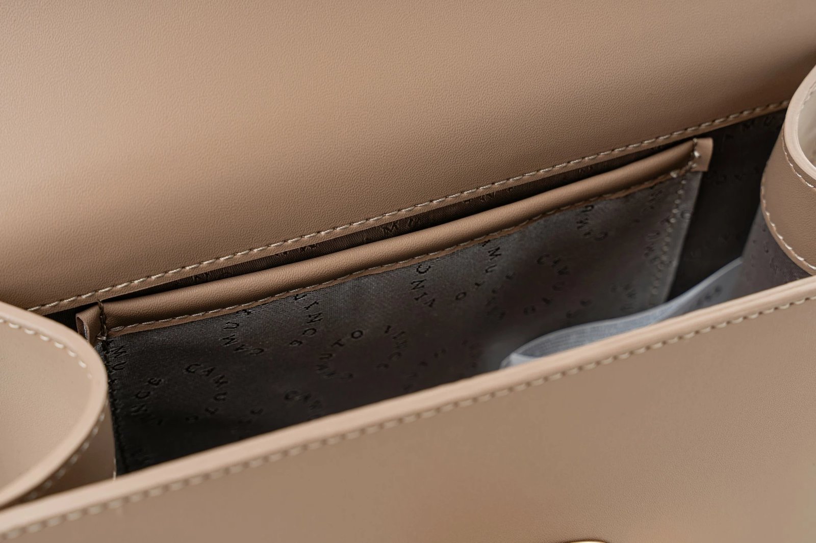 Çantë krahu Vince Camuto, ngjyrë mink, Amore