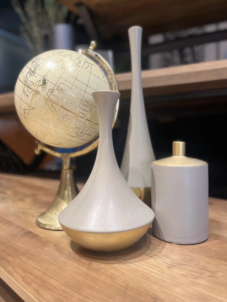 Vazo e gjatë AIMA, qeramikë, ngjyrë gri mat dhe ar, 11x11x41cm