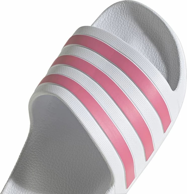 Papuqe për femra adidas, të bardha