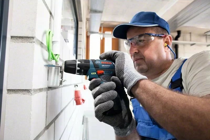 Pistoletë Bosch GSB 12V-15, brushless, 2x bateri 2Ah, 25 sfurqe, zi/kaltër