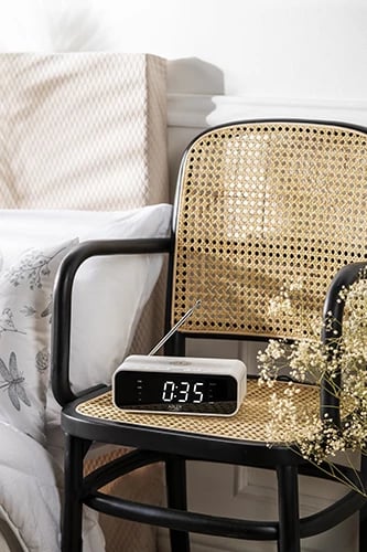 Orë alarmi me radio dhe karikues pa tel, Adler AD 1192, Bluetooth 5.0, FM, altoparlant stereo 5W, USB 1A, jo‑Qi, e bardhë