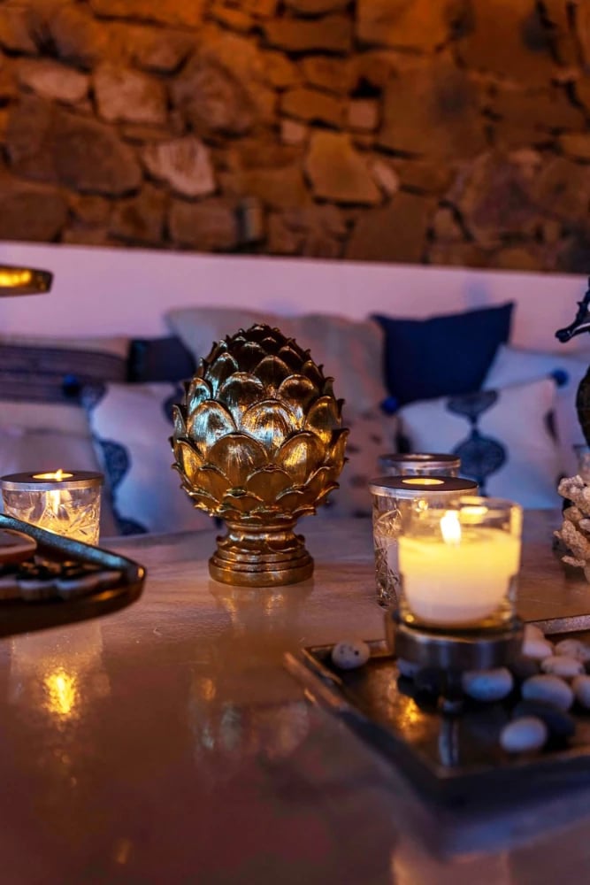 Dekor totem GOLDEN PINUS, polirezine, ngjyrë ari, 16x16x25cm