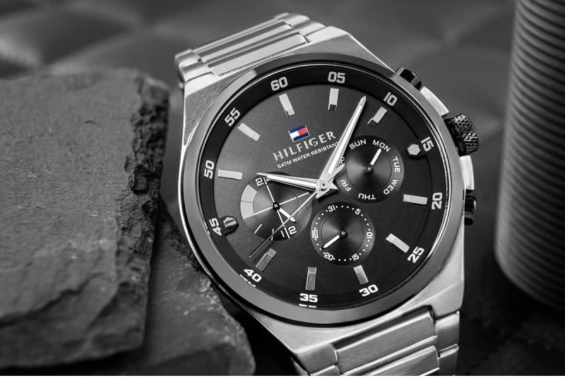 Orë dore për meshkuj Tommy Hilfiger, e zezë