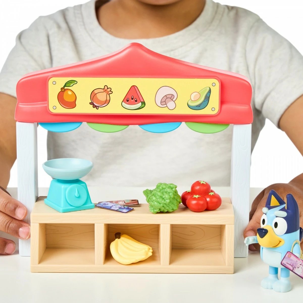 Set figurina Bluey Mini, Tm Toys BLU17555, me stendë tregu dhe aksesorë, shumëngjyrësh