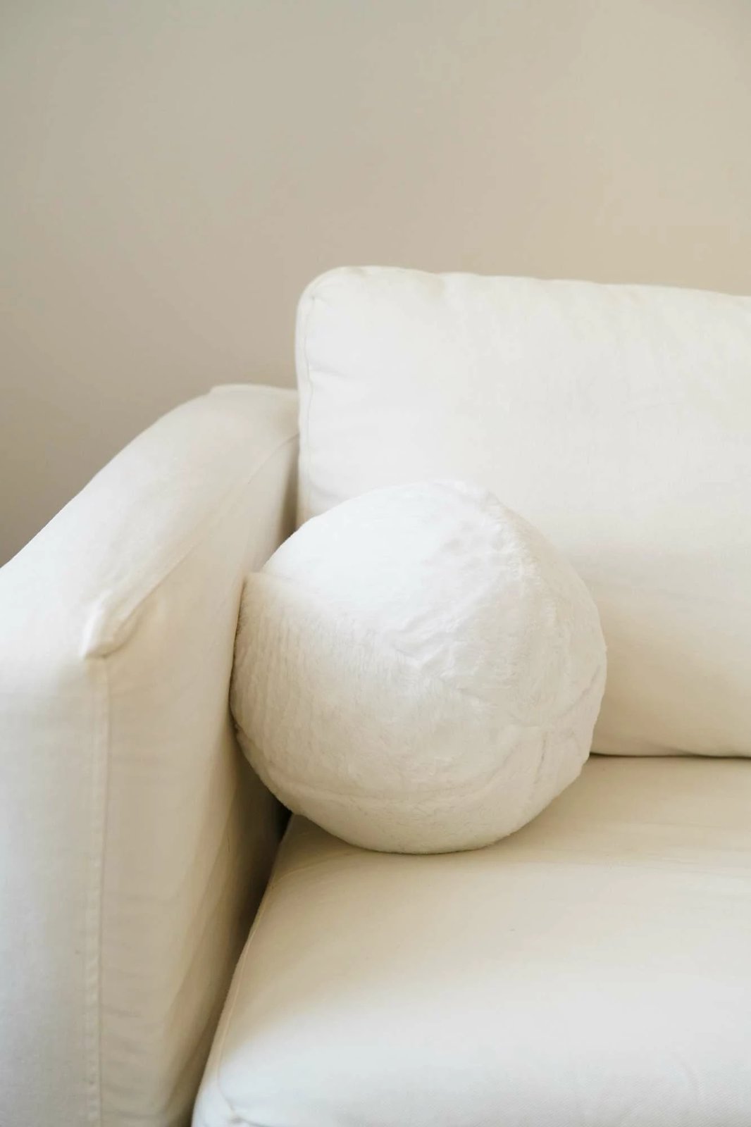 Jastëk Evila Originals, pelush top, ngjyrë e bardhë e zbehtë