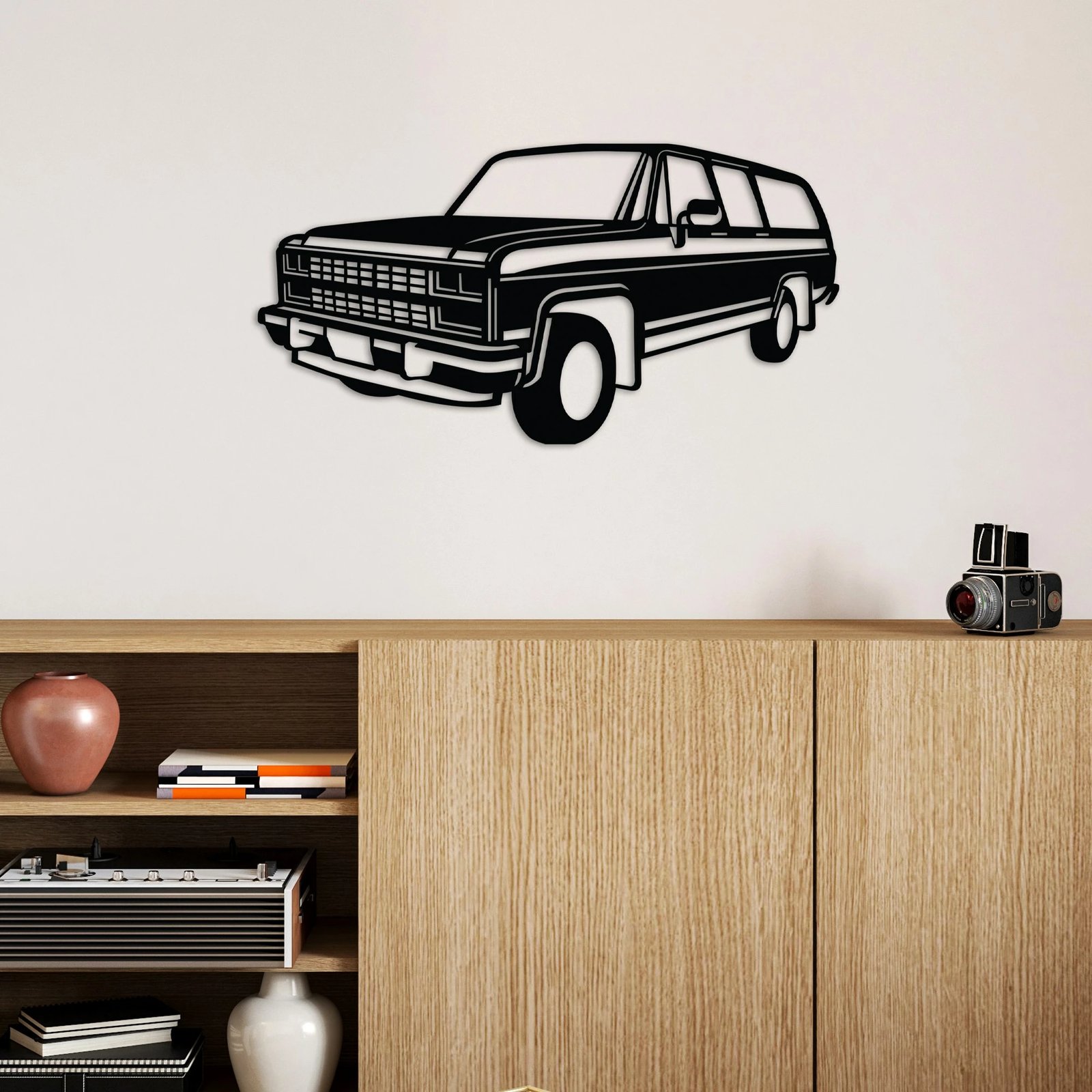Aksesor dekorativ metalik për mur, Wallity, Chevrolet Suburban, ngjyrë e zezë, 60x32cm