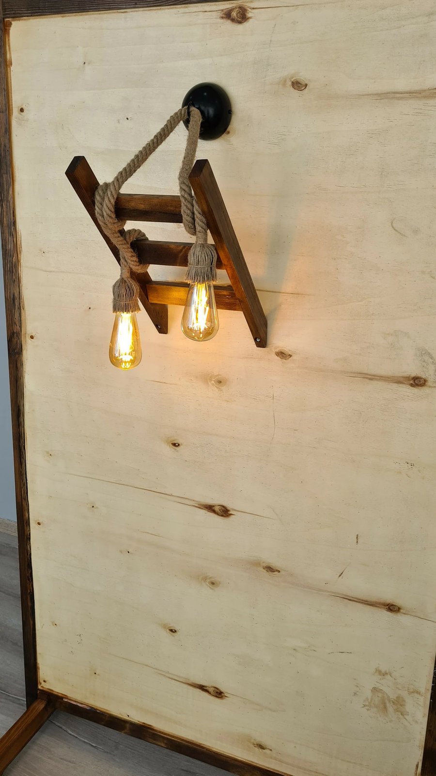 Llambë muri Opviq, model shkallë me litar, ngjyrë arre