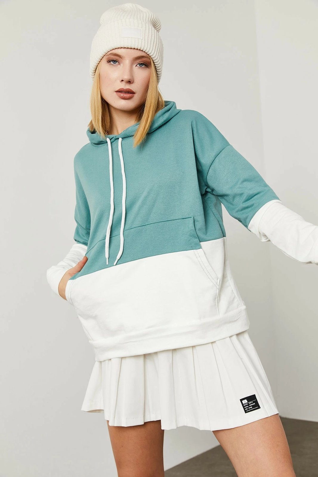 Bluze e trashë për gra, Jumeon X1584, ngjyrë mente dhe e bardhë