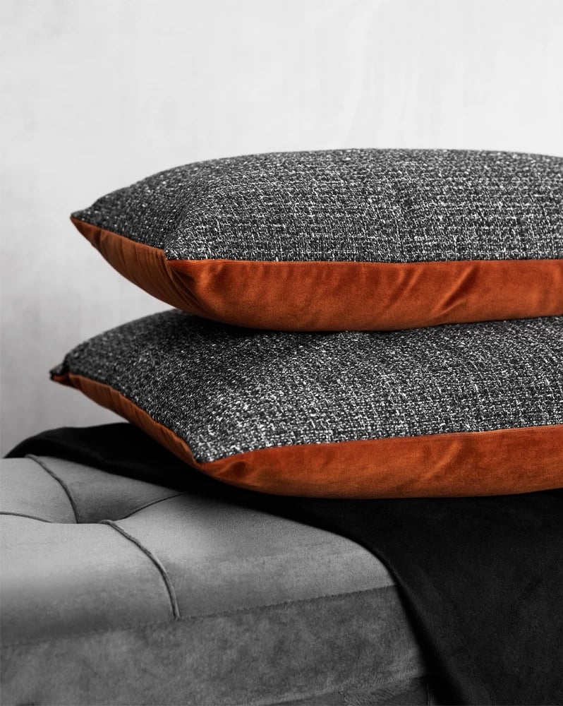 Jastëk dekorativ Tuil, 45x45cm, material tekstili, ngjyrë antracit dhe kafe e kuqërremtë