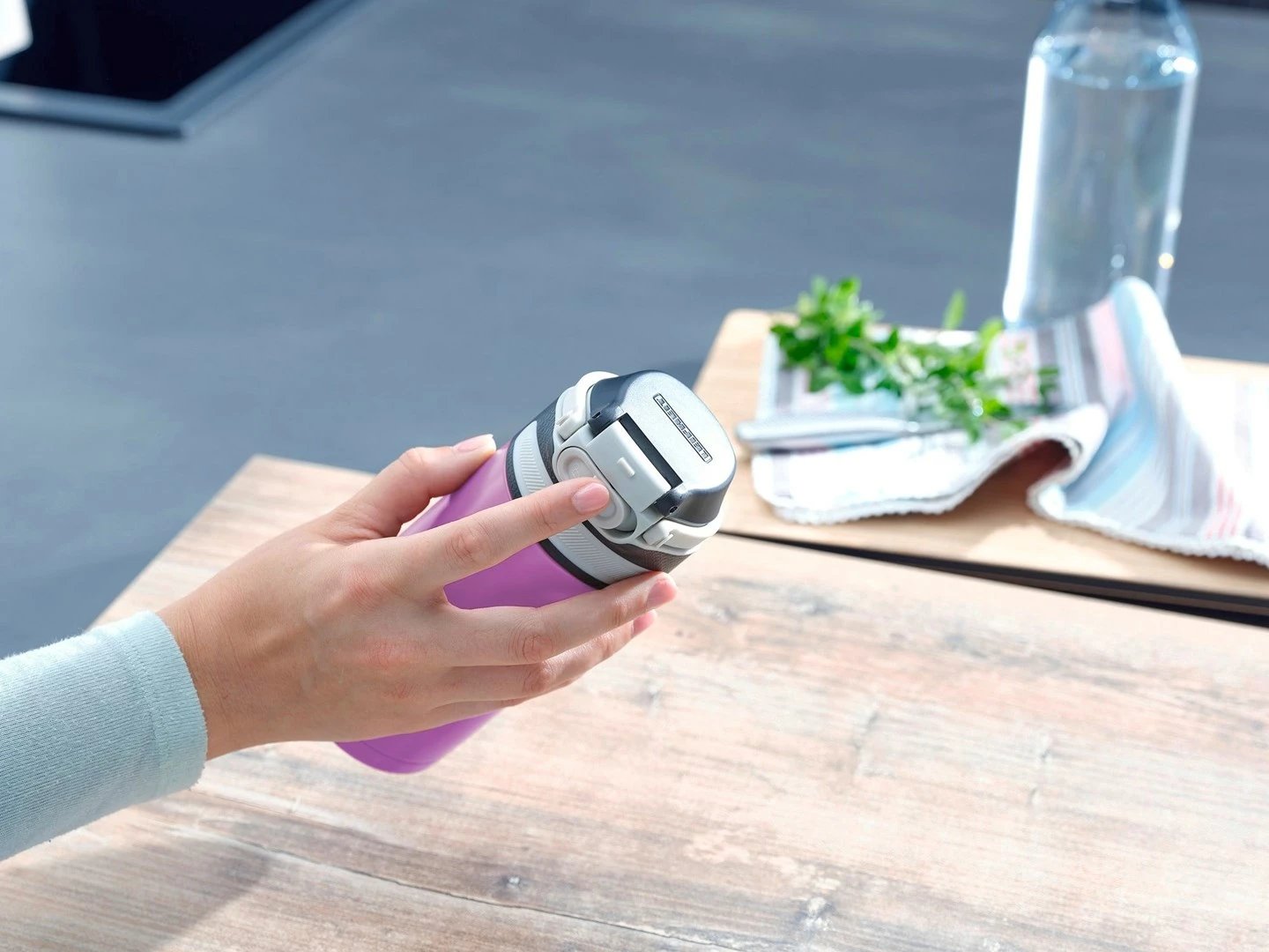 Termos LEIFHEIT Flip 350 ml, magenta Termos LEIFHEIT Flip 350 ml, magenta