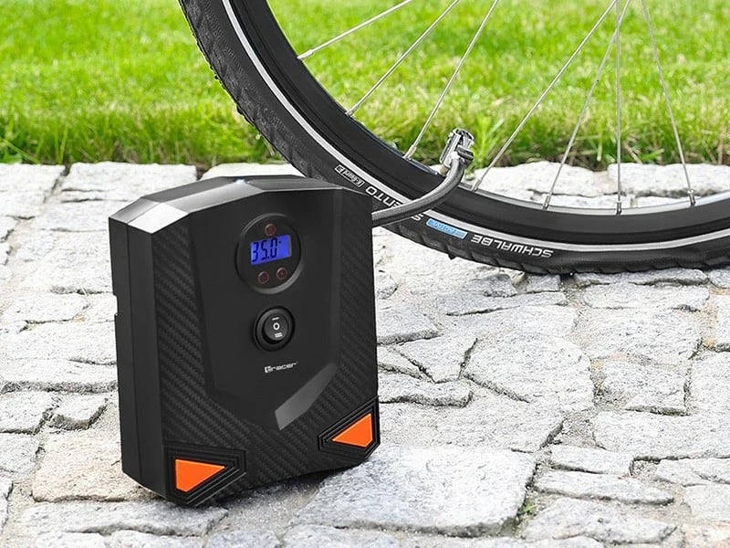 Kompresor ajri, Tracer, RES-04 EL, 12V 120W 8 bar 15 l/min, ekran digjital auto-stop LED, me 3 grykë, zi