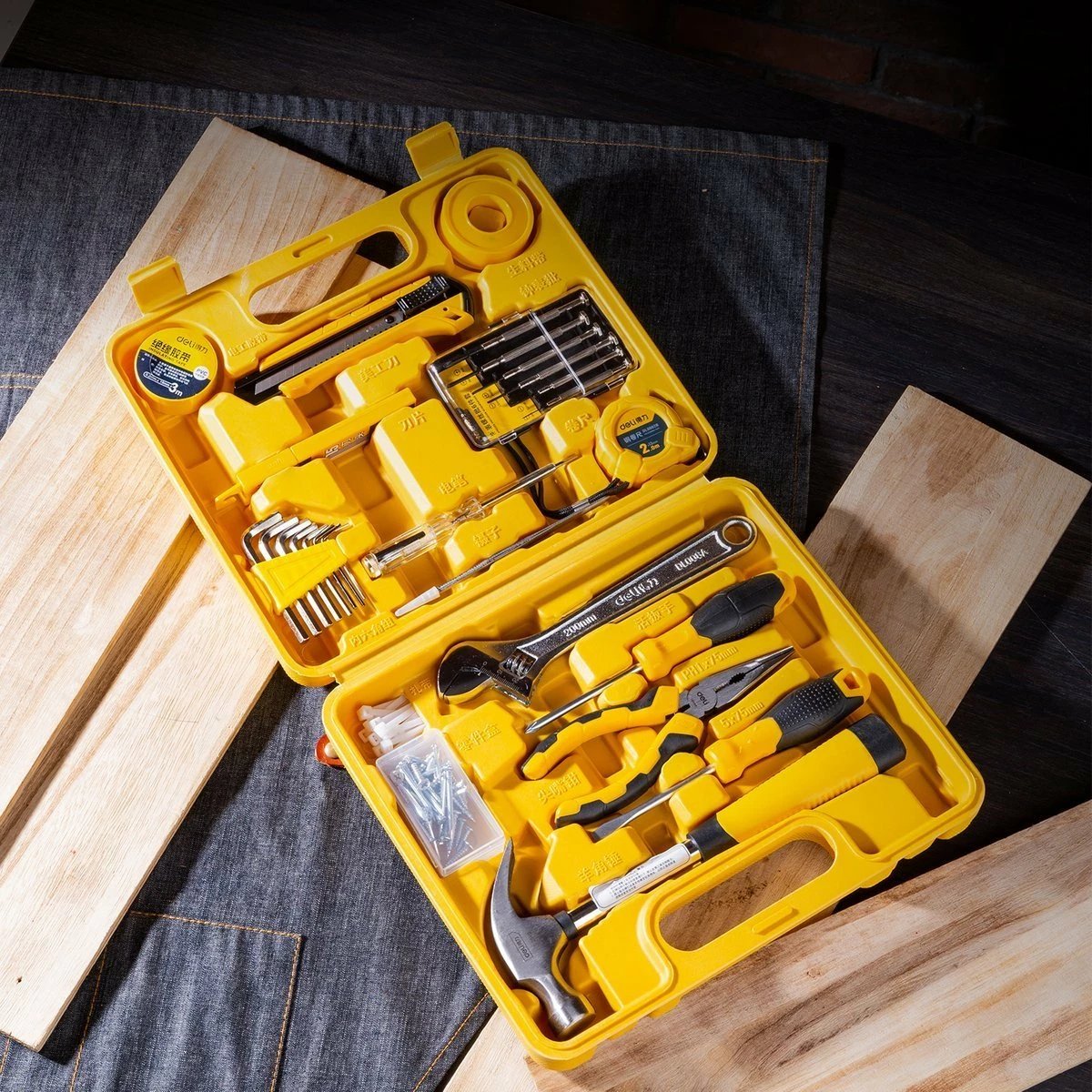 Set veglash Deli Tools EDL1028J, 28 copë, me kasë, e verdhë