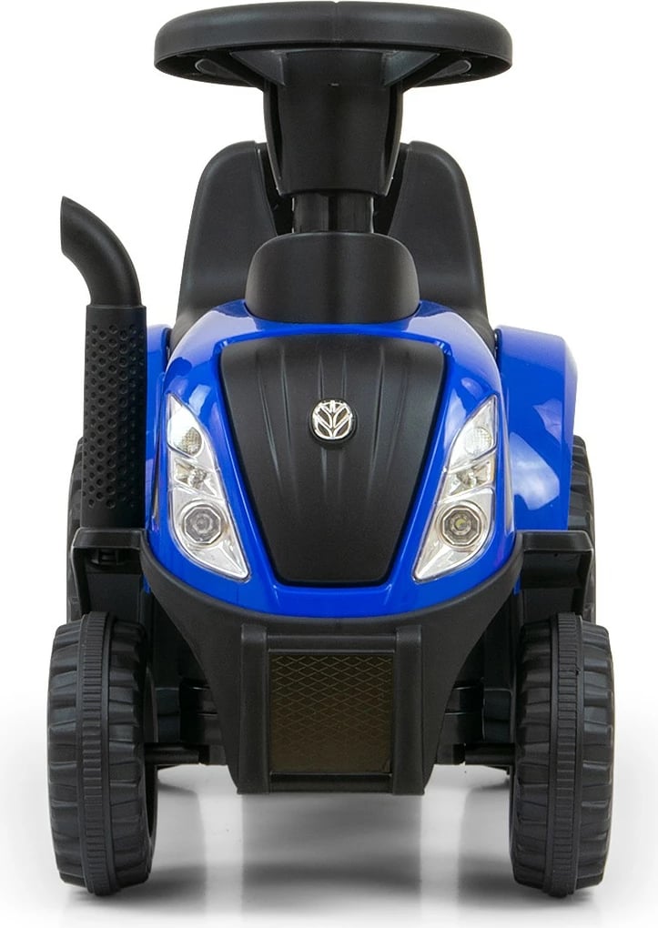 Traktor ride-on Milly Mally New Holland T7 3901, timon interaktiv me tinguj/drita, moshë 12-36 muaj, kërkon 2x AA (pa bateri), blu, set me rimorkio + lopatë/grep