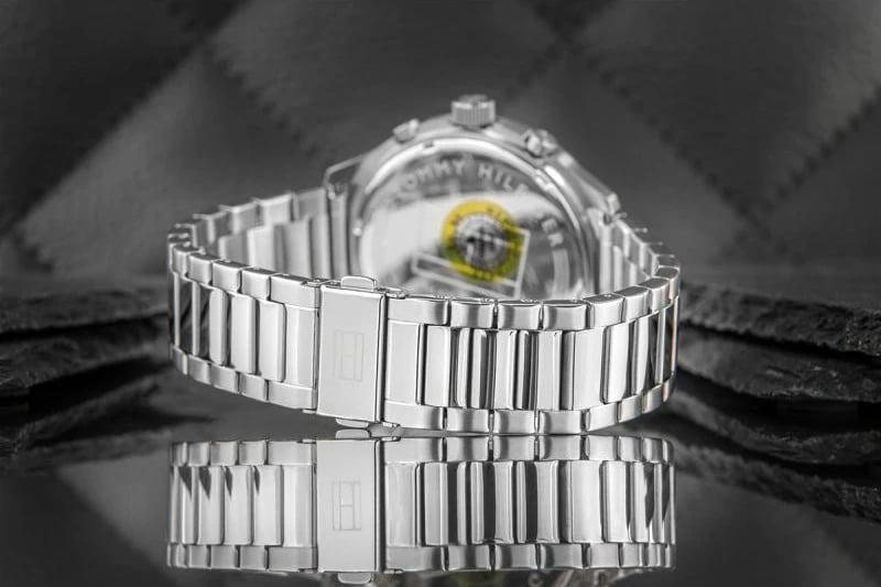 Orë dore për meshkuj Tommy Hilfiger, e zezë