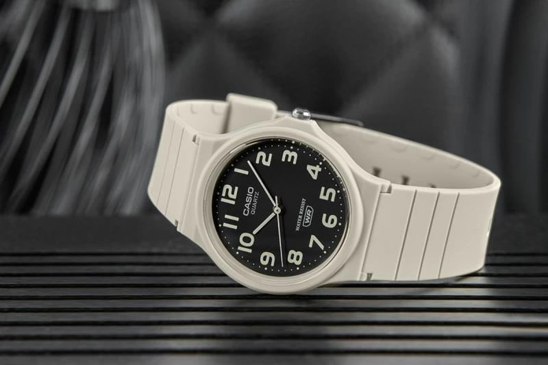 Orë dore Casio për meshkuj, e zezë