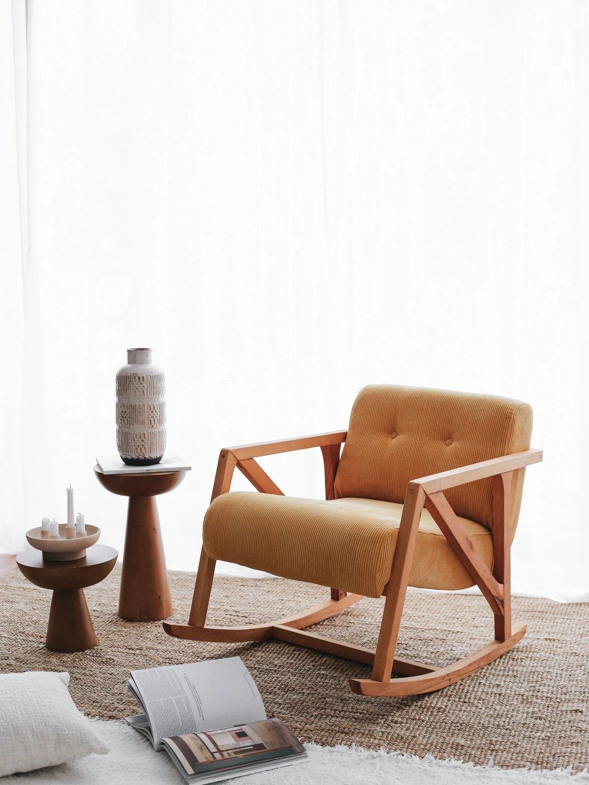 Karrige sallon me krahë, kadife, ngjyrë e verdhë, Nini Sallanan