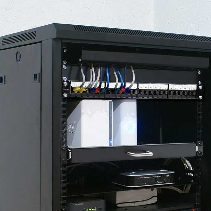 Patch panel Qoltec 54516 për rack 19", 24 porta, 1U, UTP, e zezë