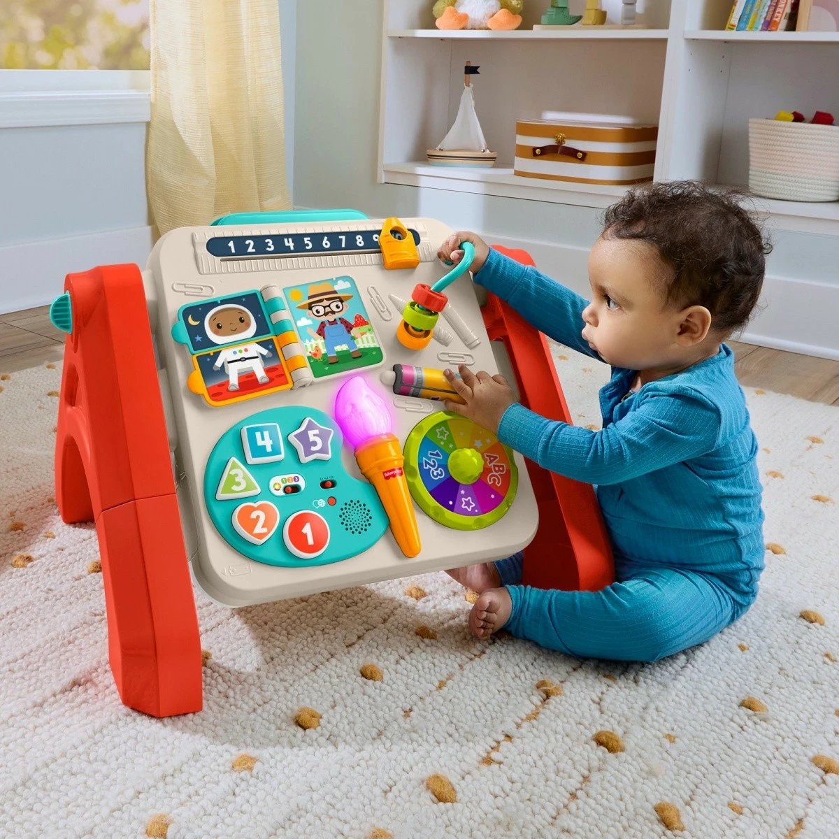 Lodër edukative 4‑në‑1 tavolinë aktiviteti & molbert, Fisher-Price JGW88, 135+ aktivizime, shumëgjuhëshe (PL/HU/CZ/SK/EN), 6–36 muaj, bateri AA, shumëngjyrëshe