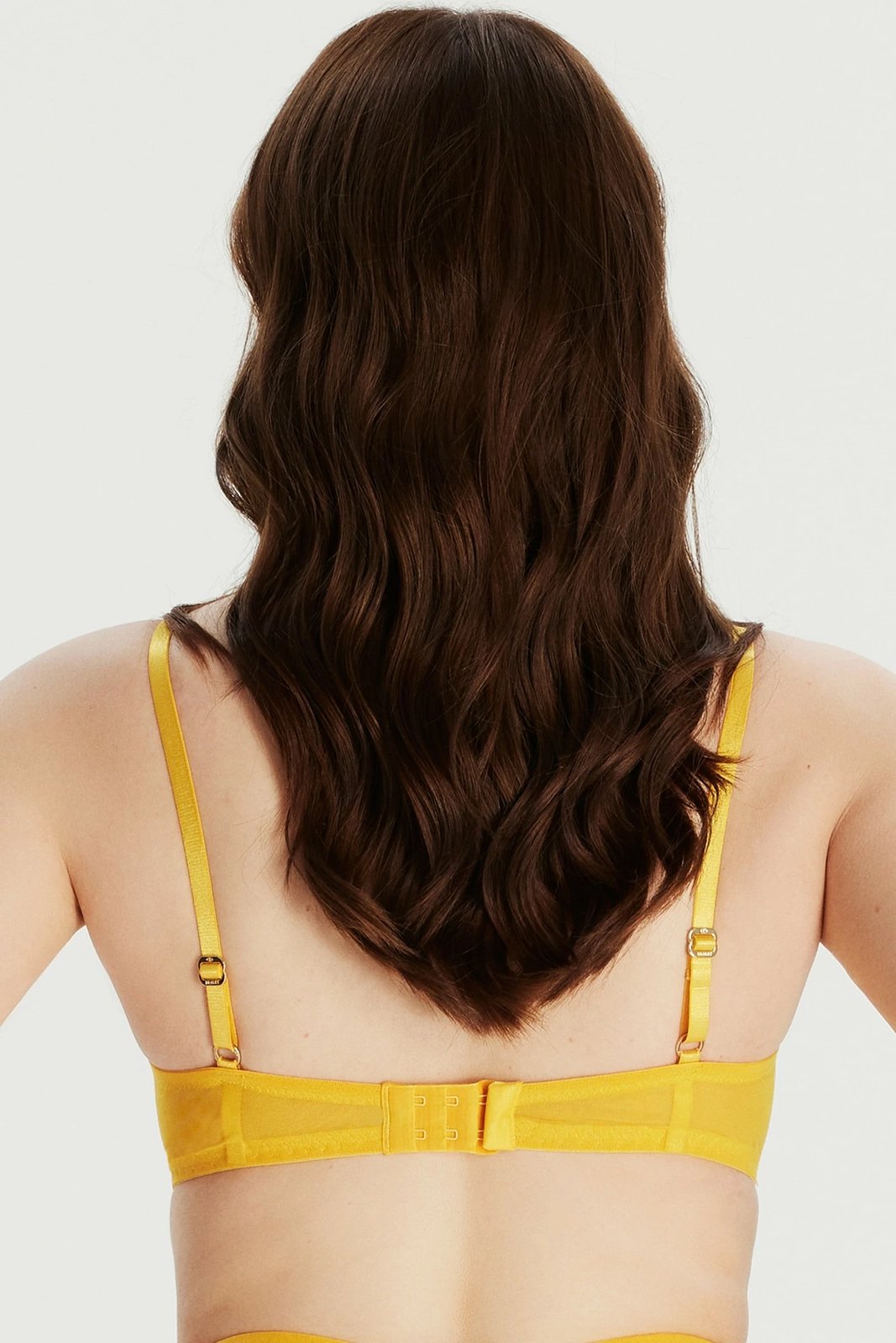 Sytjena Jumeon, i verdhë, me lule të qëndisura