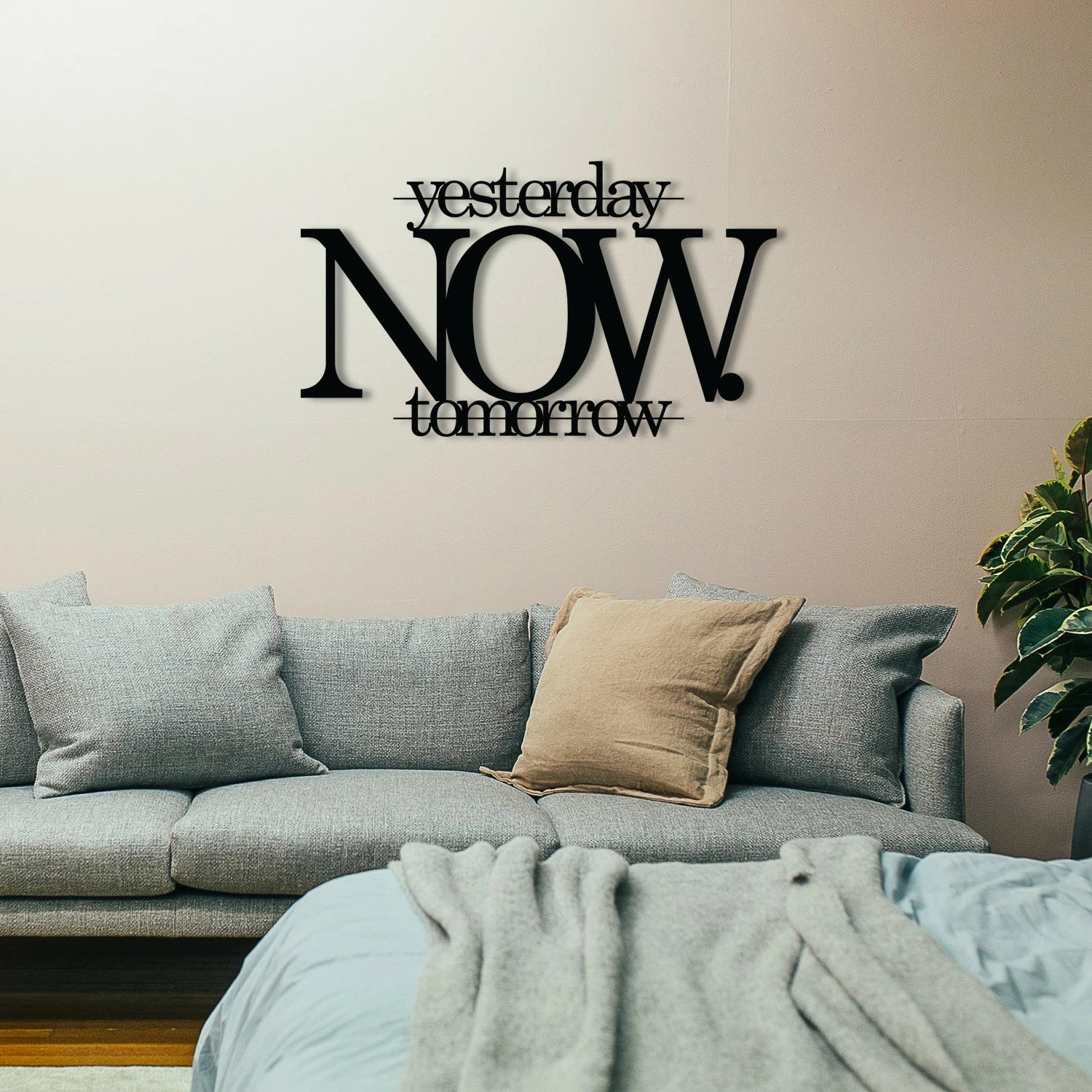 Aksesor dekorativ metalik për mur, Wallity, Now, ngjyrë e zezë, 52x30cm