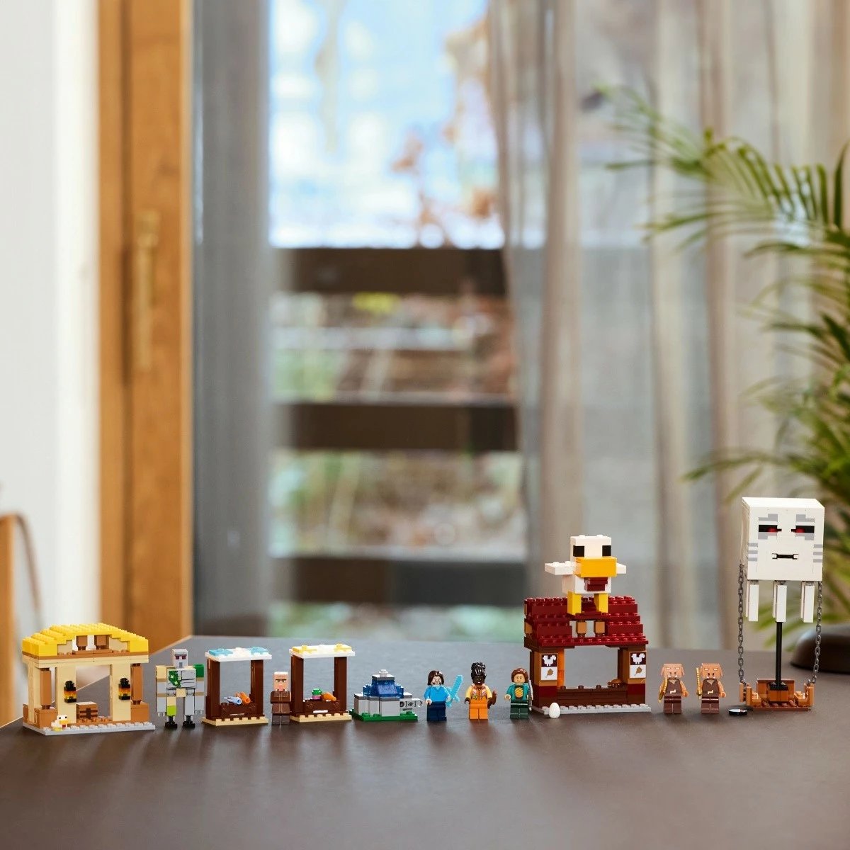 Set LEGO Minecraft 21273 Balloon Ghost Attack on Village, 555 pjesë
