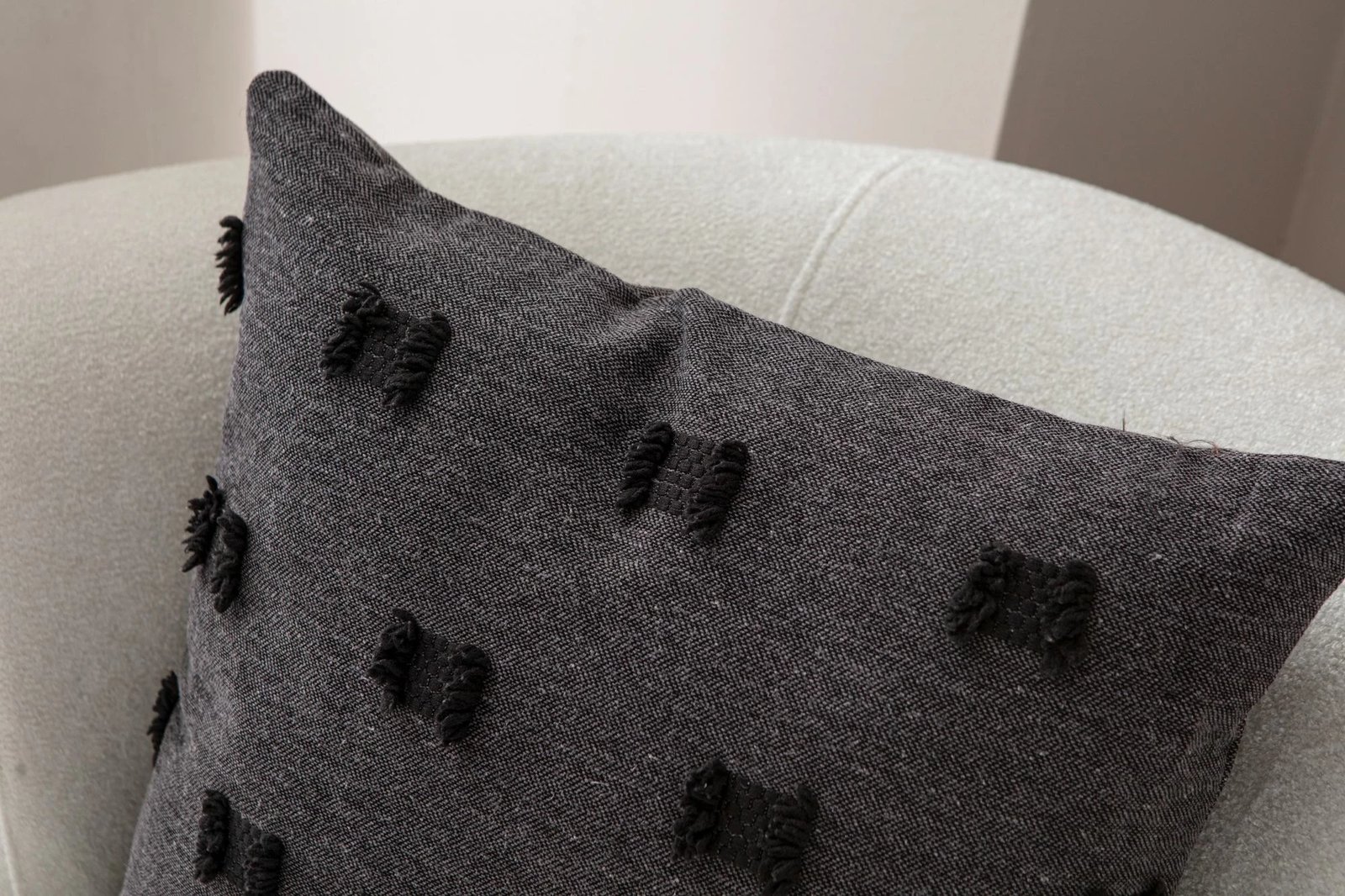 Jastëk mbulesë, Evila Originals, Tuffet, e zezë v3