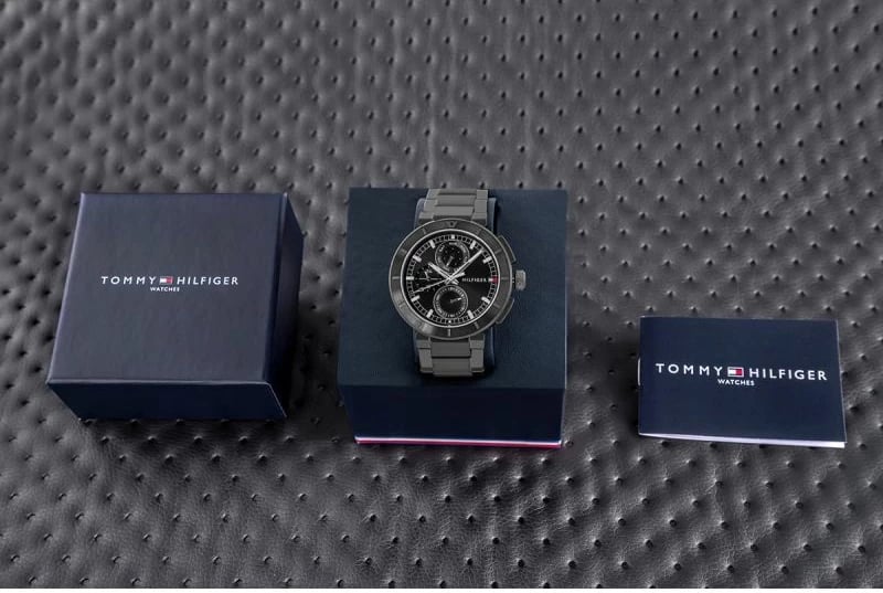 Orë dore për meshkuj Tommy Hilfiger, e zezë