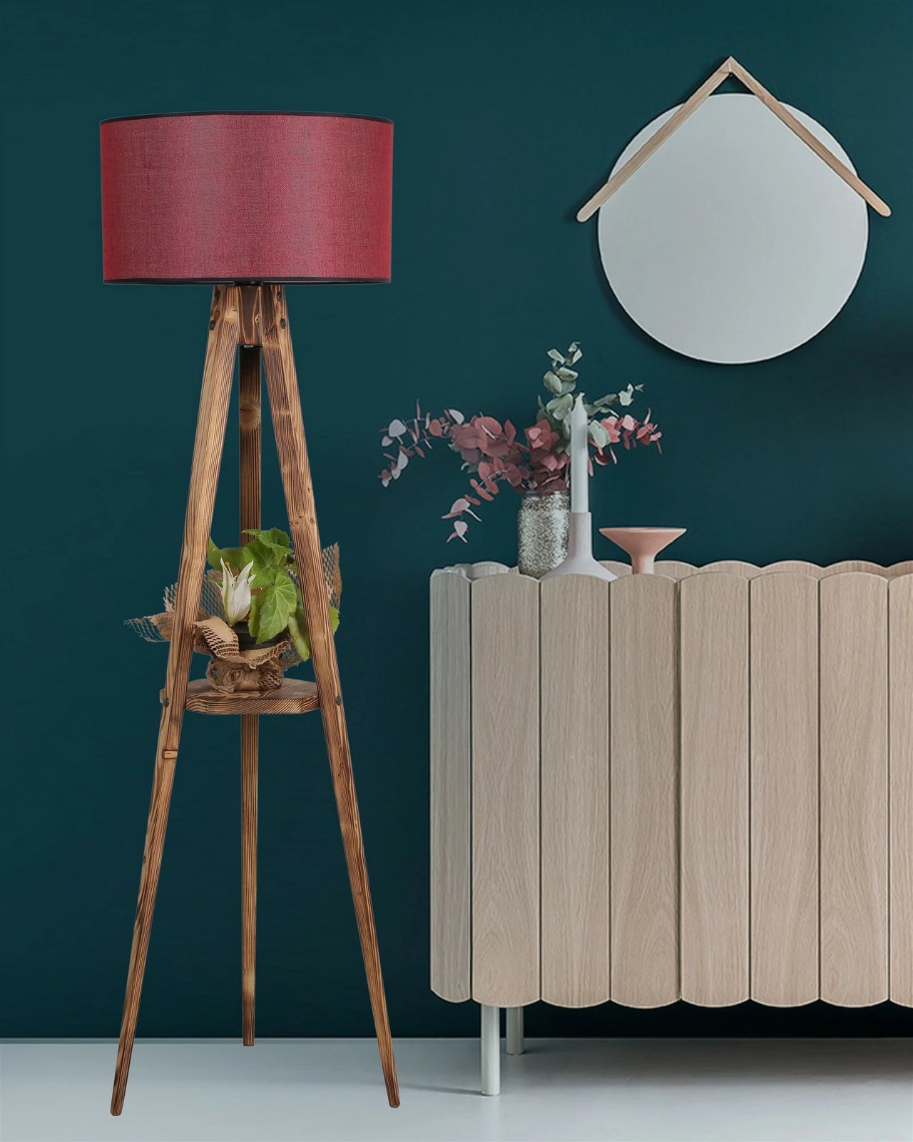 Llambë dyshemeje druri, raft i vogël, abazhur bordo, Opviq Sehbalı Tripod Llambë dyshemeje druri, raft i vogël, abazhur bordo, Opviq Sehbalı Tripod