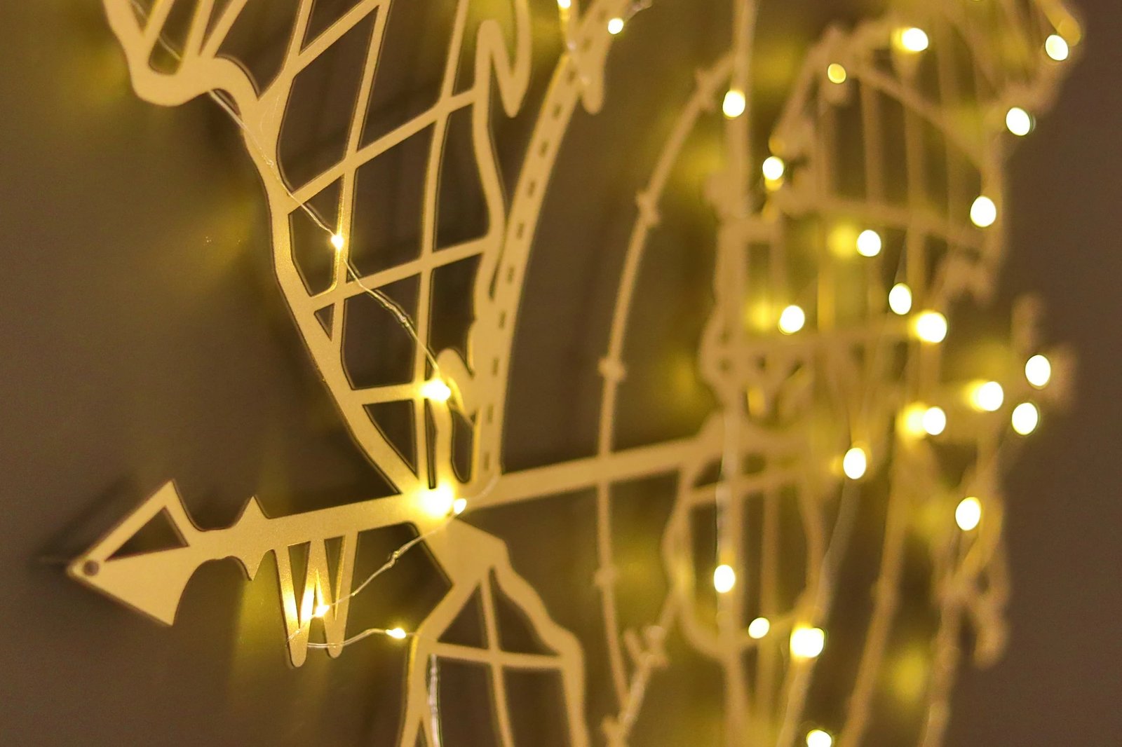 Aksesor dekorativ metalik për mur, hartë bote me busull, LED, ngjyrë ari