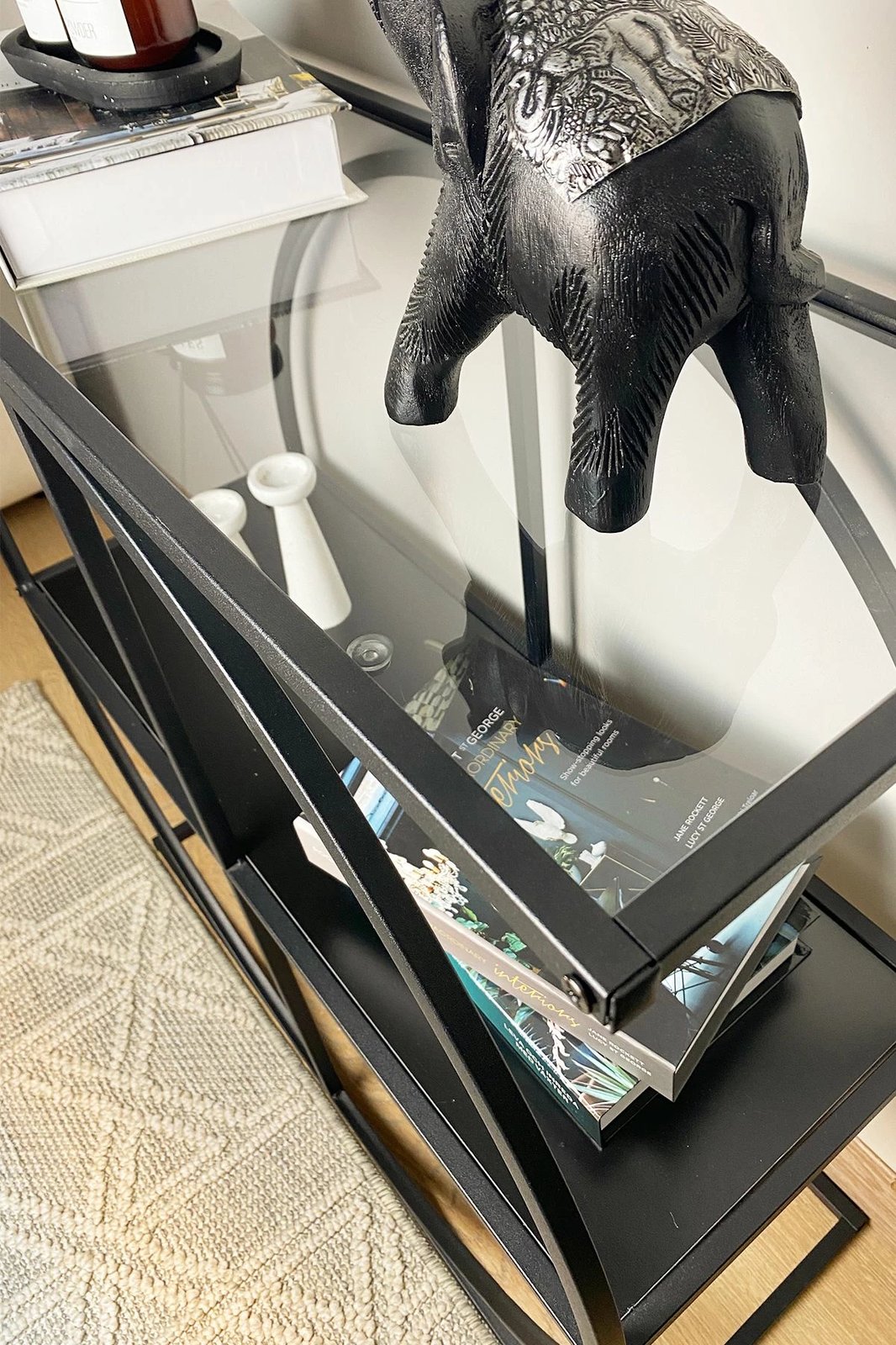 Komodë anësore Hanah Home, ngjyrë e zezë dhe fume