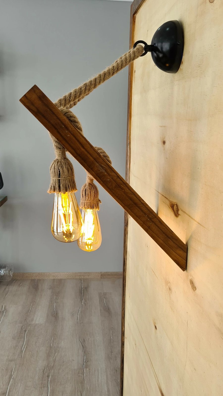 Llambë muri Opviq, model shkallë me litar, ngjyrë arre