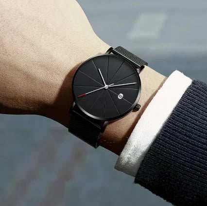 Orë dore, me dizajn minimalist dhe elegant. E zezë