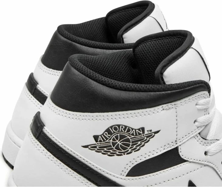 Atlete për meshkuj Nike Jordan, të bardha dhe të zeza