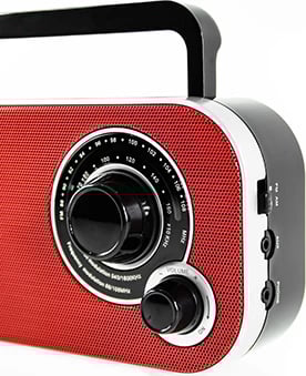 Radio Adler CR 1140 FM/AM 2W portative me antenë teleskopike, dalje kufje 3.5 mm, 230V/4xAA e kuqe