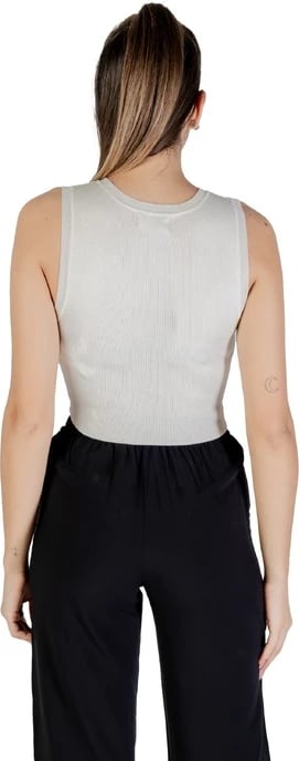 Top femra Jacqueline De Yong, e bardhë