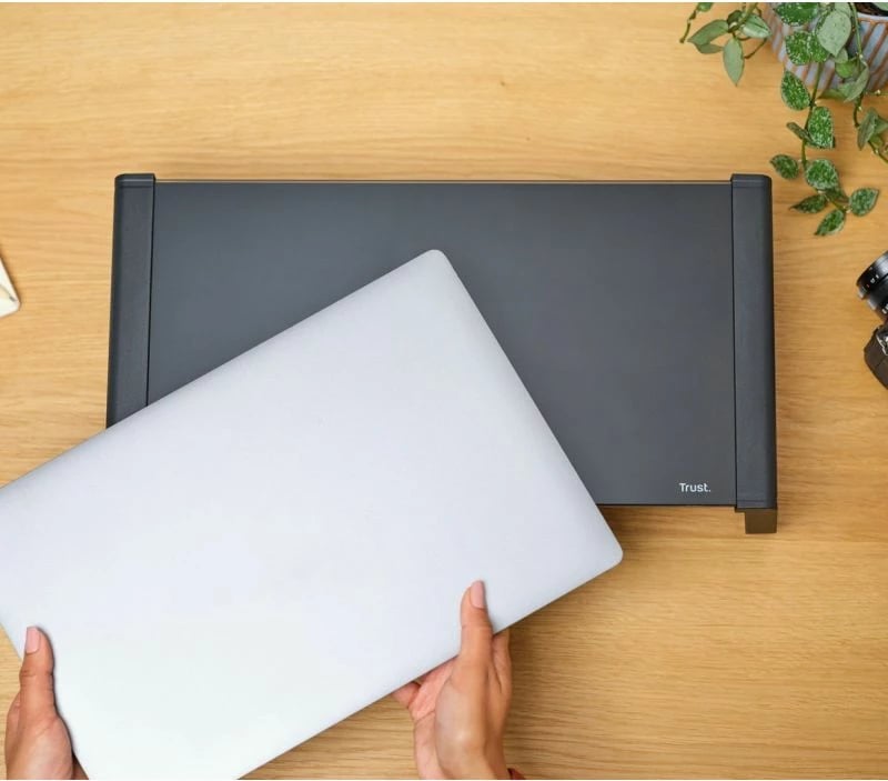 Stendë monitori Trust, e zezë