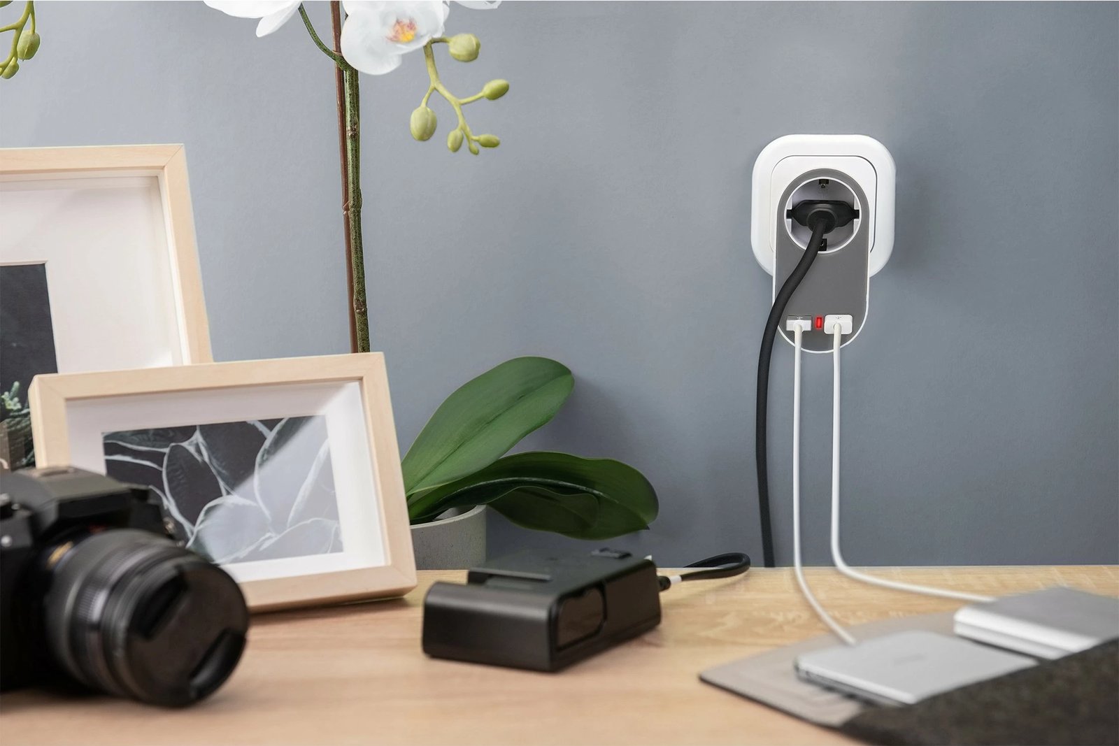 Adapter universal prizë Digitus me 2 USB-A, gri/bardhë