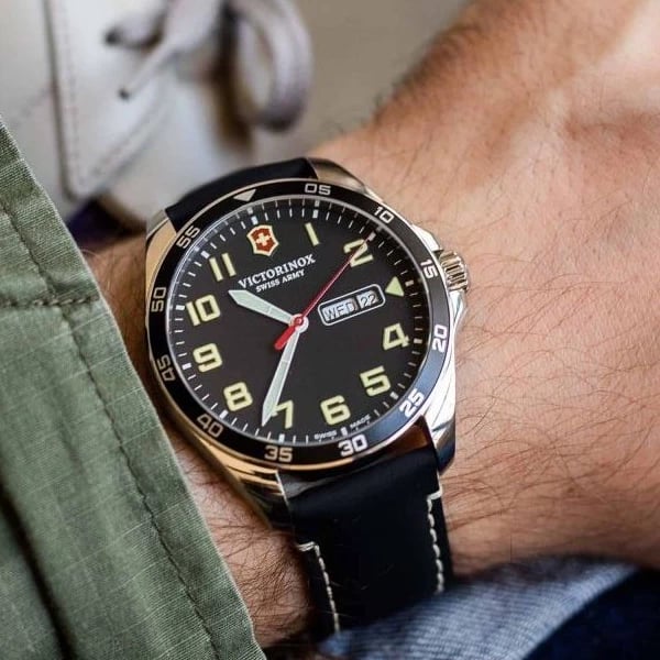 Orë dore VICTORINOX V241846 për meshkuj, e zezë