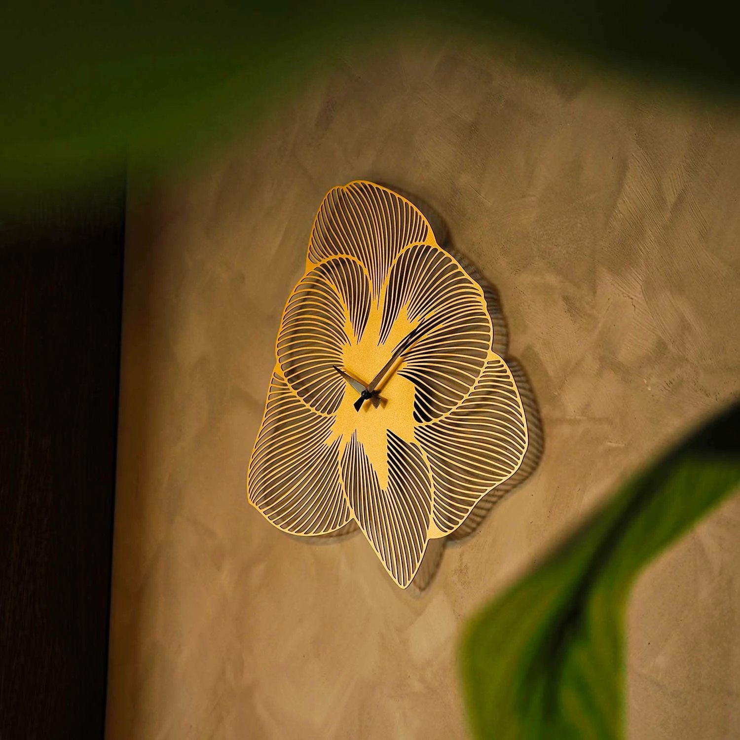 Orë muri dekorative prej metali, dizajn lule, ngjyrë ari, Wallity Azalea APS039, 70x70cm