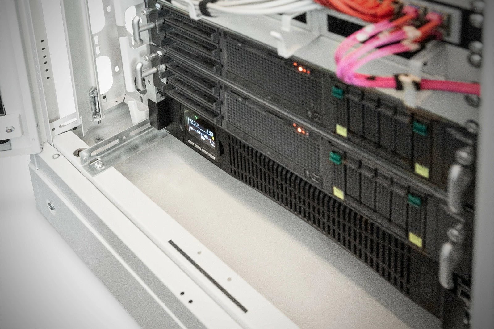 UPS Digitus DN-170093 online rack 19", 1000VA/1000W, 2x12V/9Ah, 8xC13, USB, RS232, RJ45, zi
