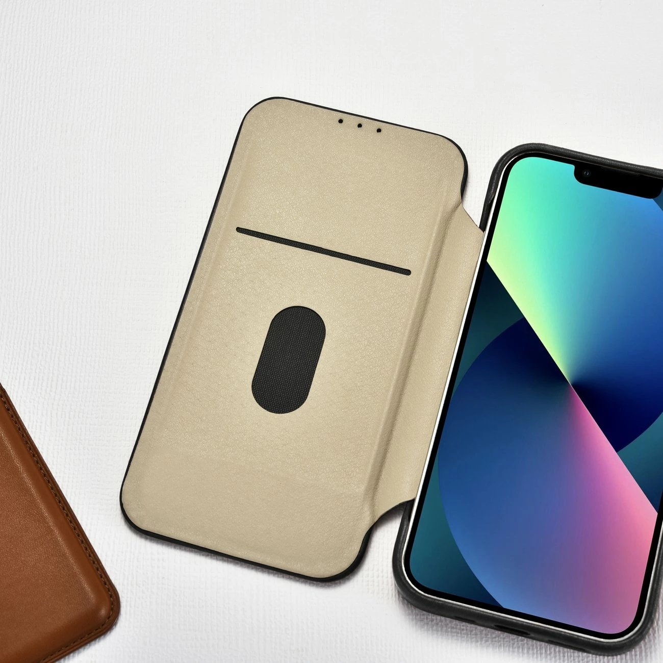 Mbështjellës iCarer Oil Wax Premium Leather Folio për iPhone 14 Plus, MagSafe, i zi