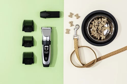 Makinë qethëse për kafshë, Adler AD 2823, 35W, kokë titan me teh qeramike, me ose pa kabllo, 4 krehra 3–12 mm, karikim USB, set me bateri rezervë Makinë qethëse për kafshë, Adler AD 2823, 35W, kokë titan me teh qeramike, me ose pa kabllo, 4 krehra 3–12 mm, karikim USB, set me bateri rezervë