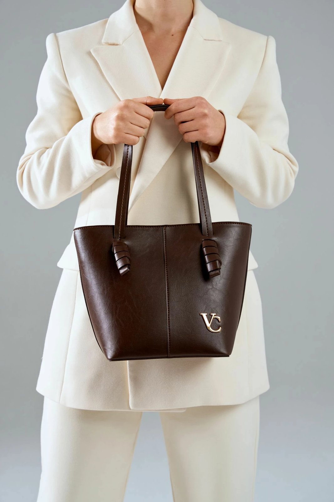 Çantë shpatullës Vince Camuto Piedmont, ngjyrë çokollatë