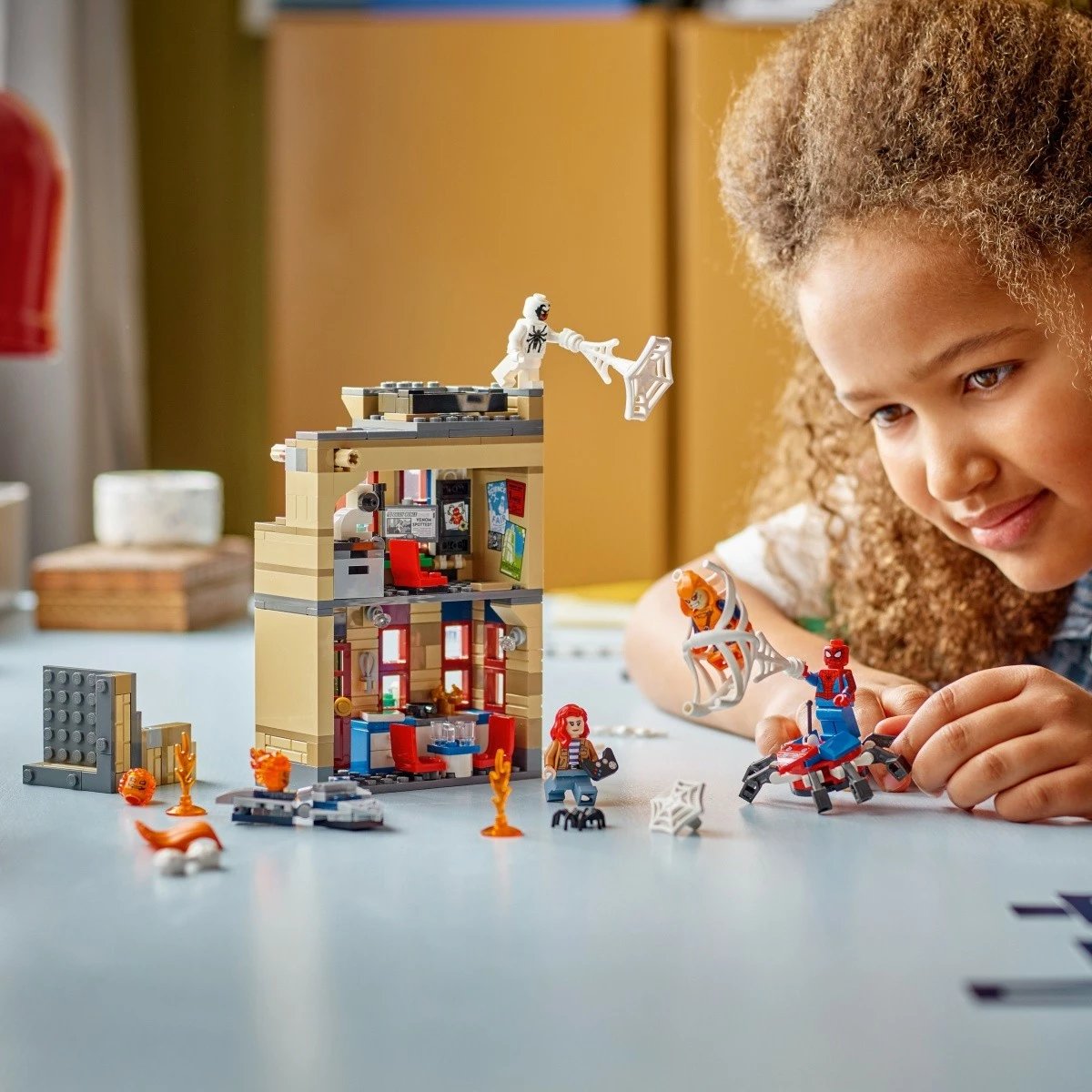 Set ndërtimi LEGO Marvel Spider-Man 76317 apartamenti i Peter Parker, 394 pjesë